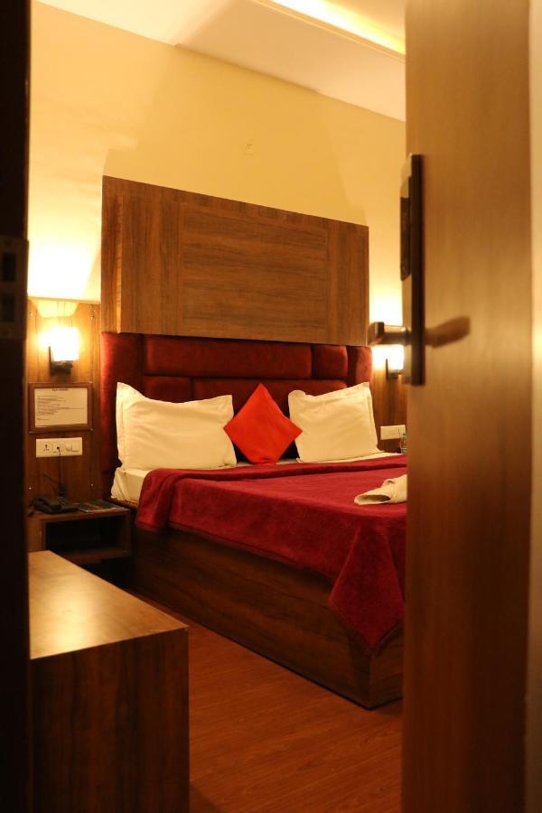 Patiāla Hotel Pushap Palace מראה חיצוני תמונה