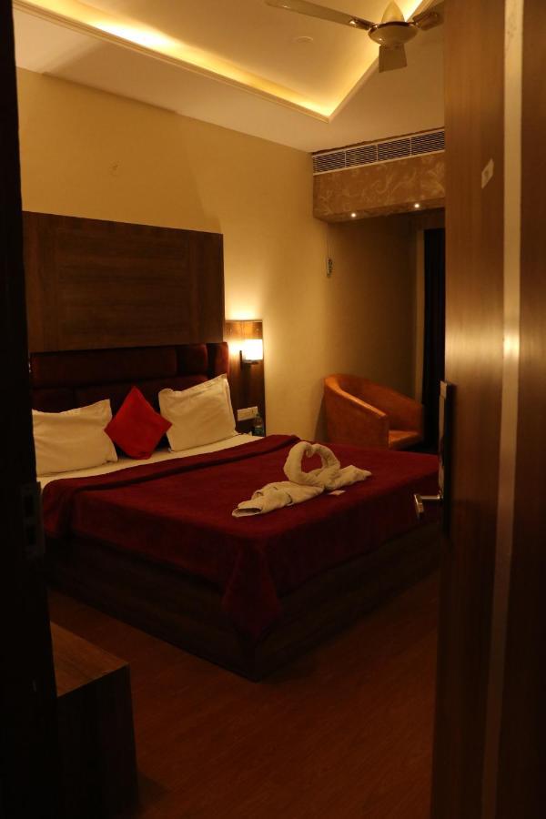 Patiāla Hotel Pushap Palace מראה חיצוני תמונה
