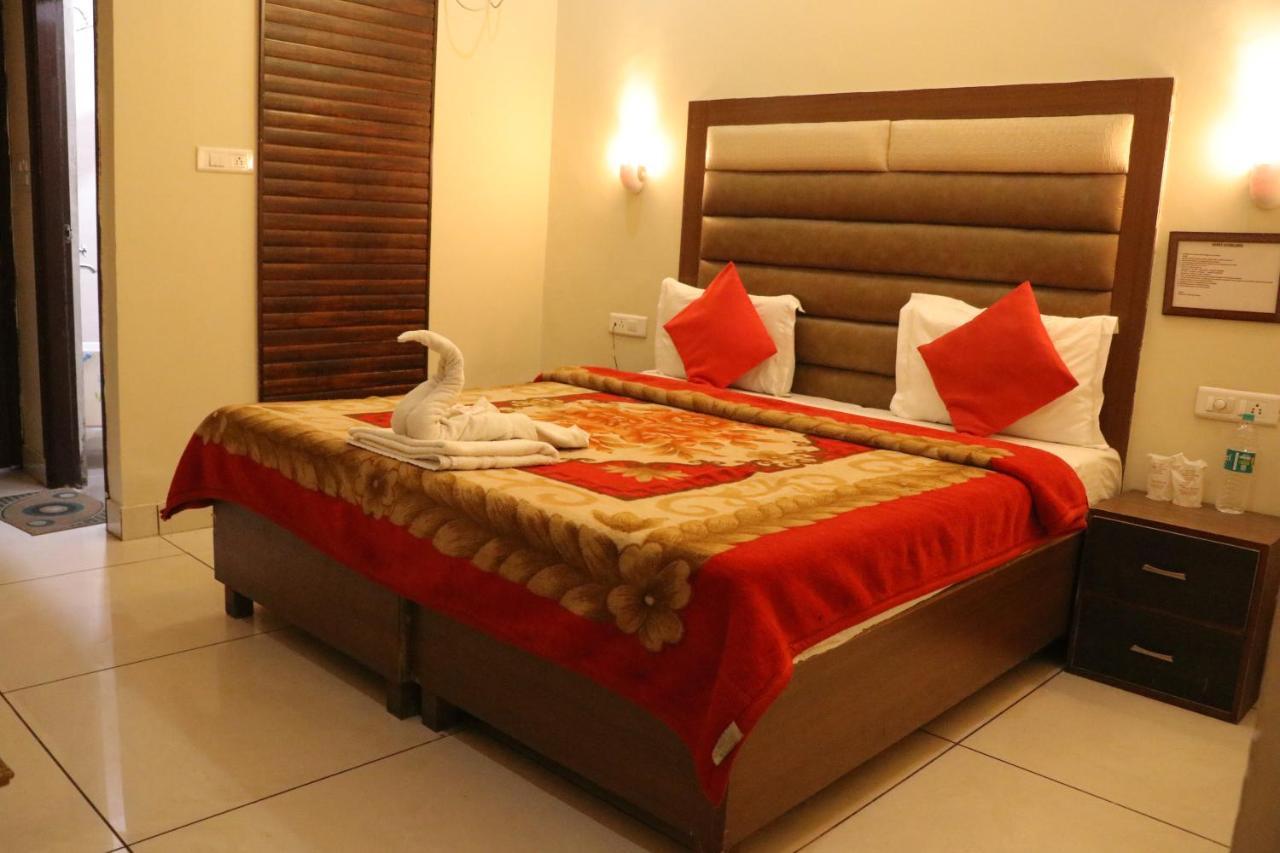 Patiāla Hotel Pushap Palace מראה חיצוני תמונה