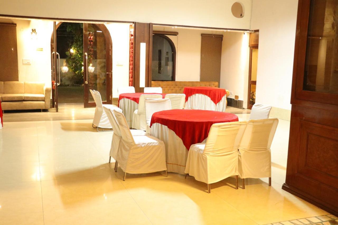Patiāla Hotel Pushap Palace מראה חיצוני תמונה