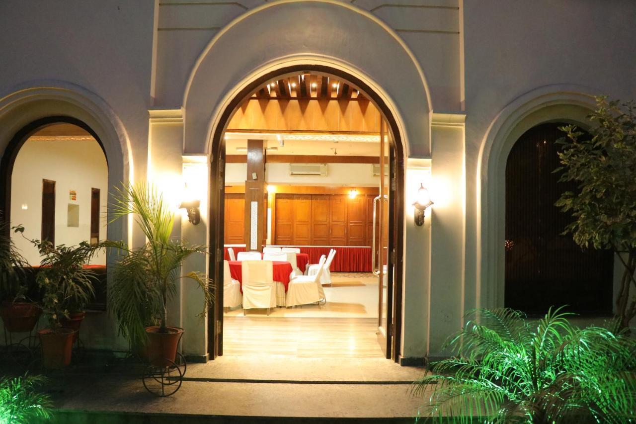 Patiāla Hotel Pushap Palace מראה חיצוני תמונה