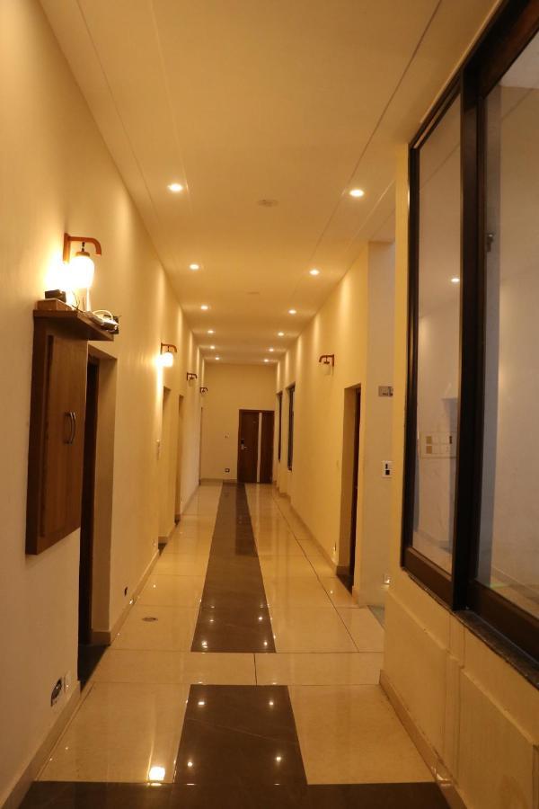 Patiāla Hotel Pushap Palace מראה חיצוני תמונה